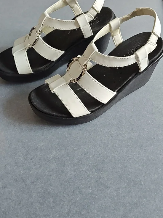 Sandals - Picture 2 of 3